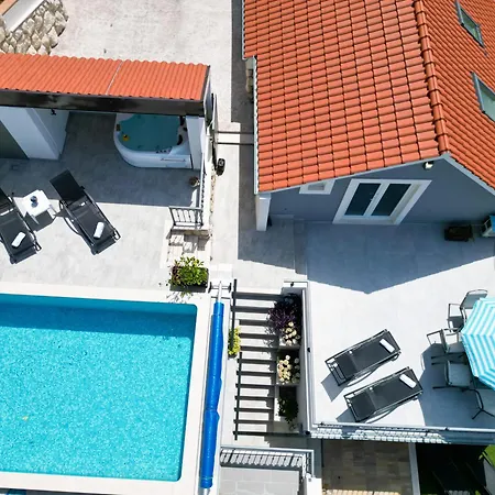 빌라 Panorama 오미스